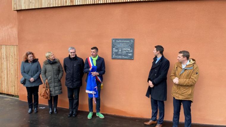 Photos des acteurs de la ville de Fourmies devant la nouvelle chaufferie biomasse lors de son inauguration